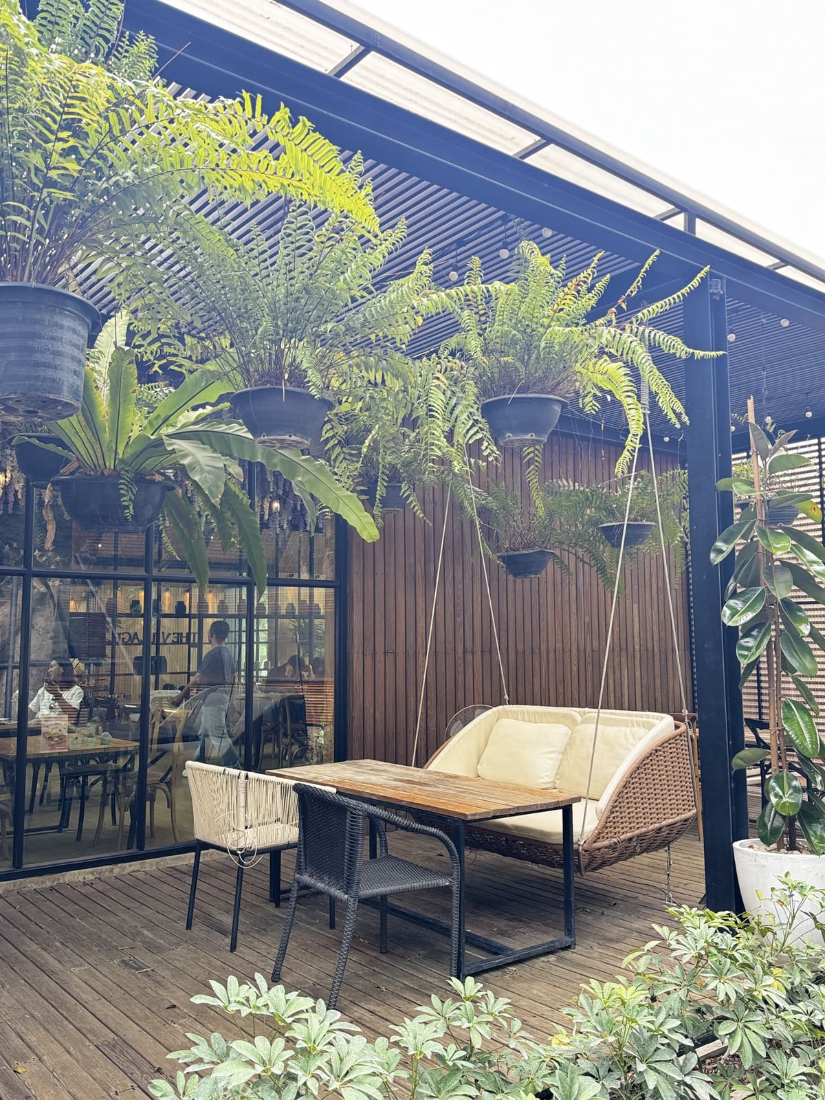 北碧府網美餐廳戶外座位與綠色植栽