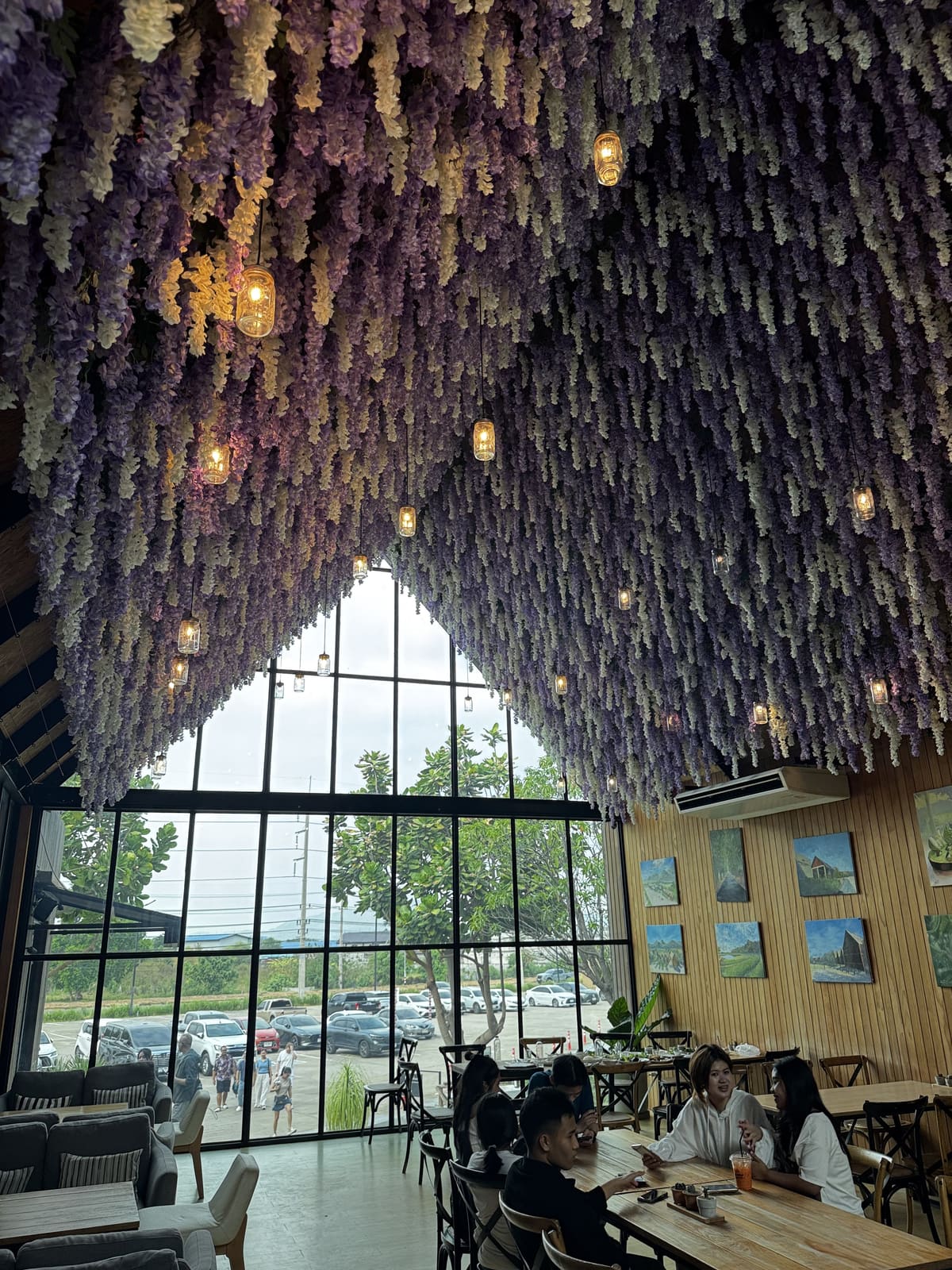 北碧府網美餐廳室內植栽天花板與大片窗景