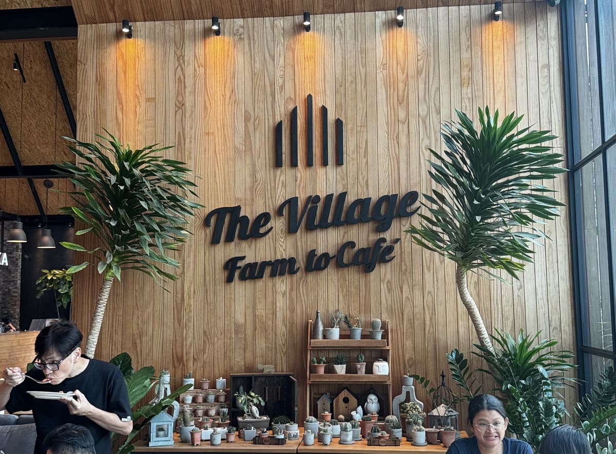 The Village Farm to Cafe 餐廳木質招牌與展示架
