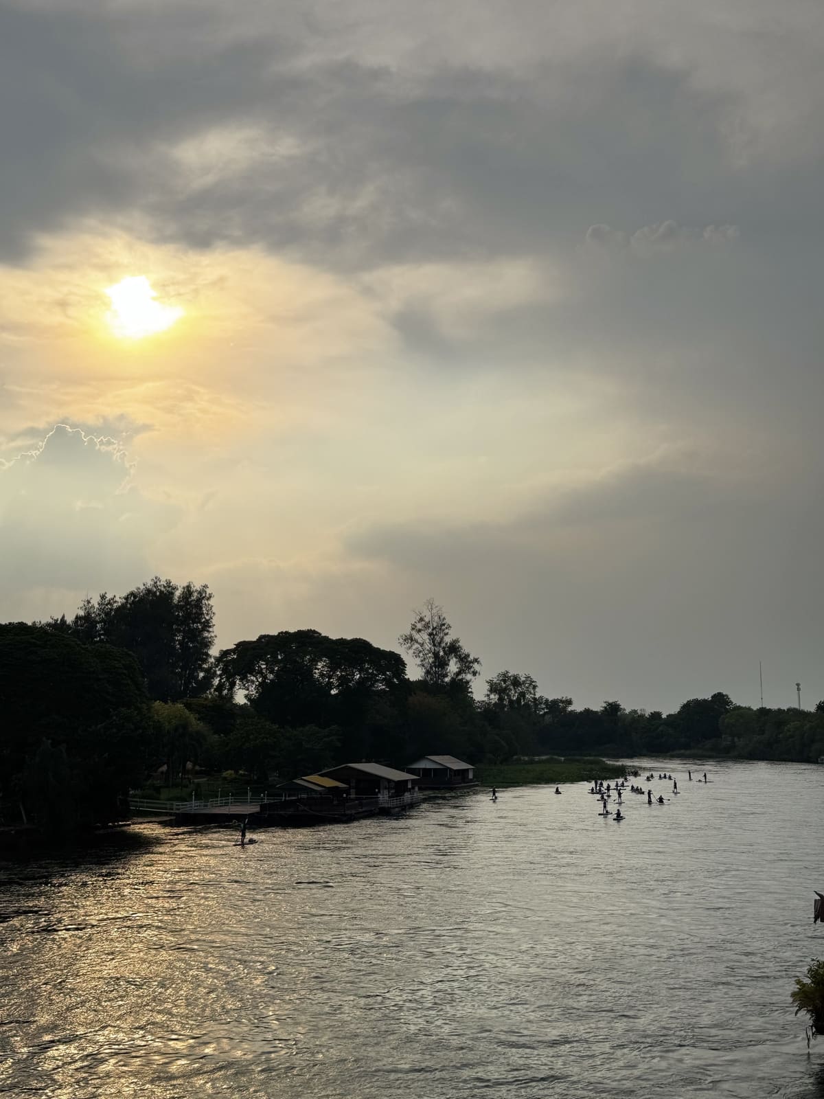 桂河河面與夕陽雲層的傍晚景色