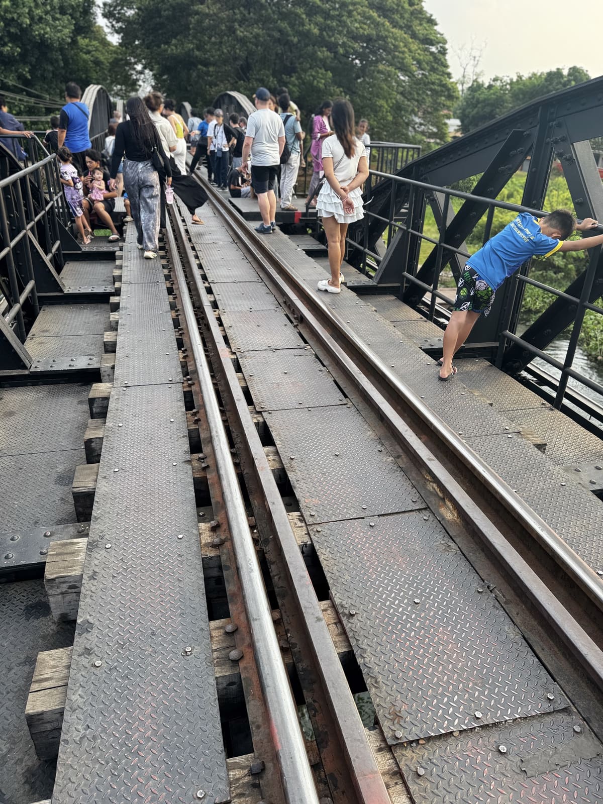 桂河大橋鐵軌與橋上步道的近距離視角